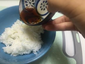 在米饭里拌入少量的寿司醋，拌匀