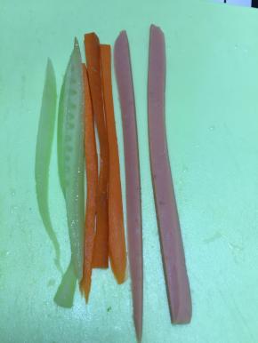 将黄瓜、火腿肠、胡萝卜切成细条