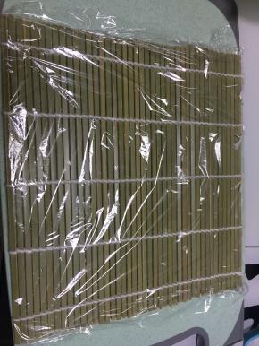 在寿司竹卷上铺上保鲜膜