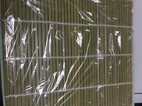 在寿司竹卷上铺上保鲜膜