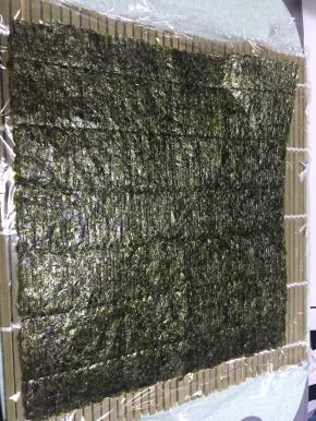 放一片海苔在保鲜膜上