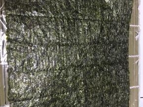 放一片海苔在保鲜膜上