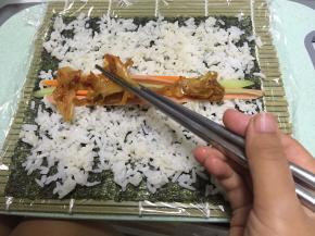 放入先切好的各种细丝及泡菜。