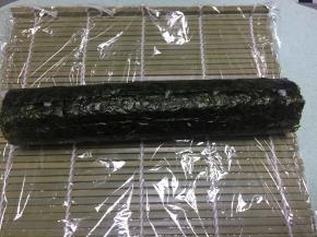 用竹帘卷起，成一个寿司卷