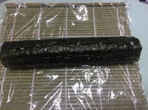 用竹帘卷起，成一个寿司卷