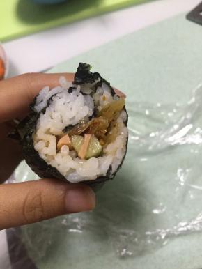 将做好的寿司卷切成小段