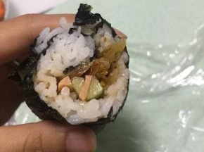 将做好的寿司卷切成小段