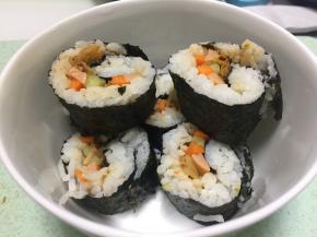 装盘即可食用，还可根据自己的喜好沾着芥末吃。