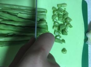准备豆角，洗干净，抽筋，切丁