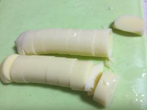拿出日本豆腐，切成厚片
