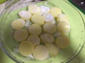 在盘中放上淀粉，裹住日本豆腐