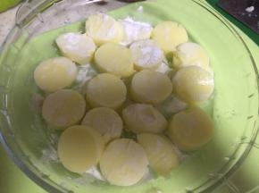 在盘中放上淀粉，裹住日本豆腐