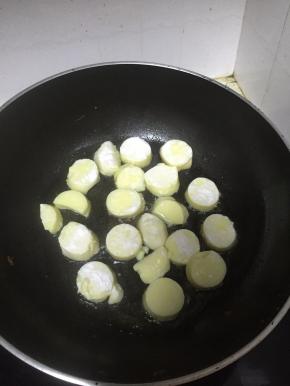 锅里倒入橄榄油，加热，放入日本豆腐