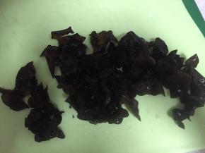 黑木耳泡好，切碎