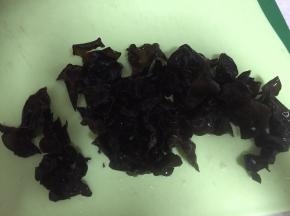 黑木耳泡好，切碎