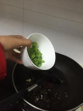 锅中加入橄榄油，放入蒜末爆香