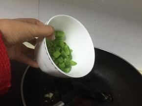 锅中加入橄榄油，放入蒜末爆香
