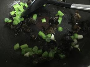倒入黑木耳，再倒入豆角，翻炒2-3分钟，至变软，也可以提前将豆角煮熟备用