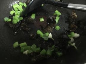 倒入黑木耳，再倒入豆角，翻炒2-3分钟，至变软，也可以提前将豆角煮熟备用