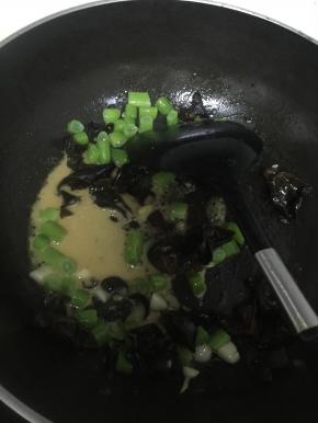 放入刚刚调好的酱料，继续翻炒，3-5分钟