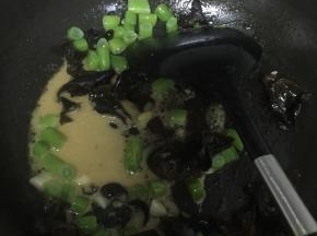 放入刚刚调好的酱料，继续翻炒，3-5分钟
