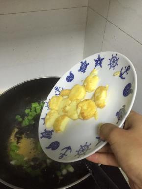 加入日本豆腐，翻炒1-2分钟