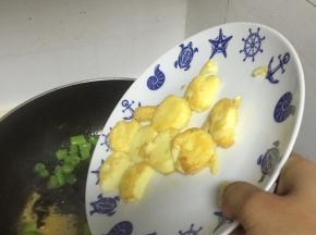 加入日本豆腐，翻炒1-2分钟