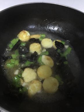 再依次加入少许水、料酒、鲜酱油和少许盐，翻炒3-5分钟