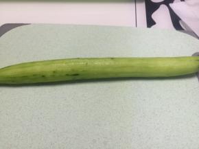 将黄瓜洗干净，去皮