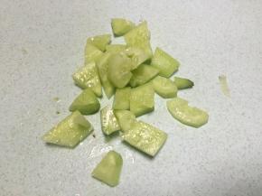 将黄瓜切丁