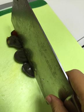 拿出皮蛋，将皮蛋切成更小的丁