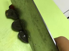 拿出皮蛋，将皮蛋切成更小的丁