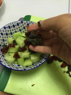 把皮蛋碎洒在黄瓜丁上
