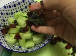 把皮蛋碎洒在黄瓜丁上