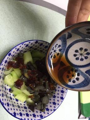 取盐、醋、糖、鲜酱油，调成酱汁，倒在黄瓜皮蛋中