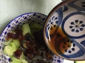 取盐、醋、糖、鲜酱油，调成酱汁，倒在黄瓜皮蛋中