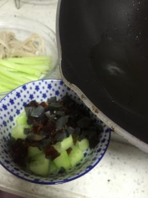 锅里加入少量食用油，烧热，浇在皮蛋上，即可食用