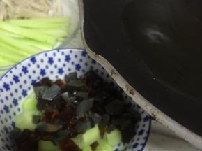 锅里加入少量食用油，烧热，浇在皮蛋上，即可食用
