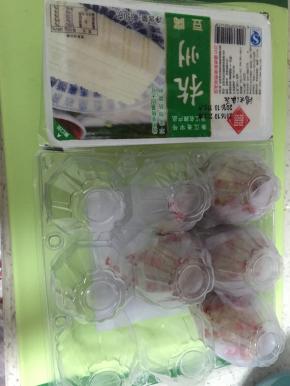 准备内酯豆腐、皮蛋