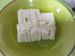 豆腐在盒内切片，倒出置于盘子