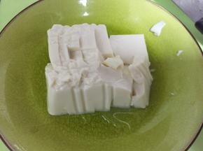 豆腐在盒内切片，倒出置于盘子