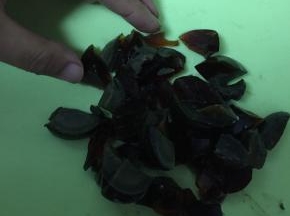 将皮蛋细细切碎