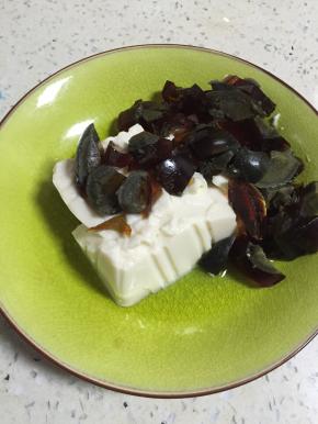 把皮蛋放在豆腐上面