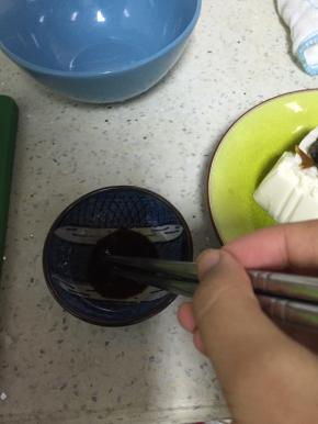 拿出小碗，在碗里加入橄榄油、鲜酱油、少许盐，拌匀