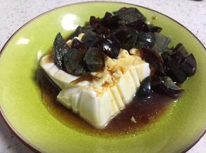 将酱汁浇在皮蛋豆腐上，摆盘即可