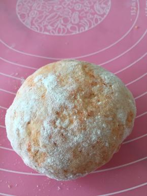 取出面粉，加入水，和面，如果可以接受胡萝卜，则此刻将胡萝卜碴子放入面团，揉匀，将面用湿布覆盖醒面15分钟。