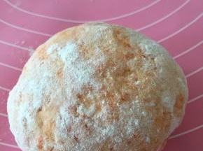 取出面粉，加入水，和面，如果可以接受胡萝卜，则此刻将胡萝卜碴子放入面团，揉匀，将面用湿布覆盖醒面15分钟。