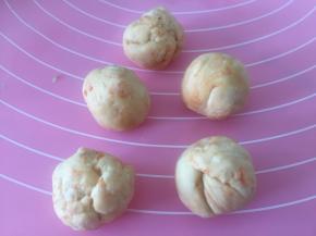 拿出面团，再次揉匀，表面光滑，分成小丁