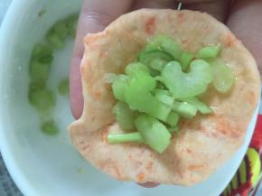 拿出一个面团，将面团擀开，加入芹菜丁。