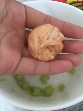 重新包住，将面团在手心搓圆。